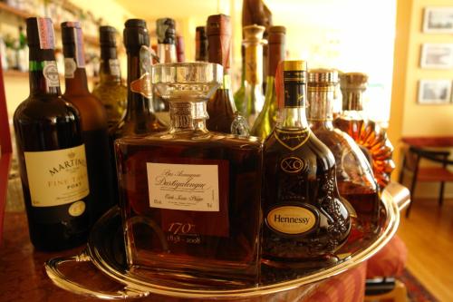 a tray of bottles of wine on a table at Hotel Greif in Lignano Sabbiadoro
