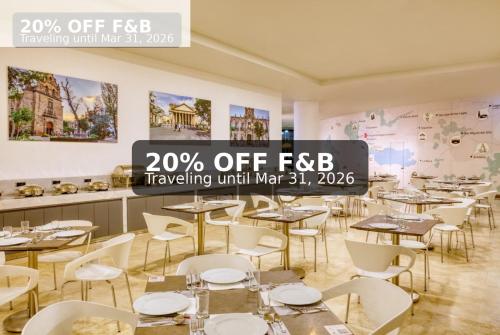 a restaurant with tables and chairs and a sign that reads off fbe at Fiesta Inn Guadalajara Aeropuerto in Guadalajara