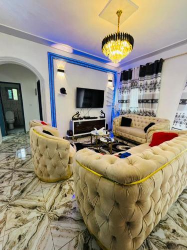 Khalifa luxury guest house Mbalgong 3