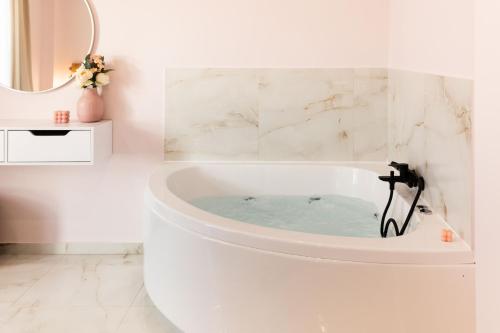 Almond Jacuzzi Suites - Private Jacuzzi - Self Check-In - Free & Easy Street Parking