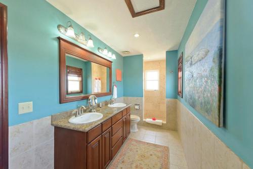 a bathroom with two sinks and a mirror at Seiri del Mar in Hopkins