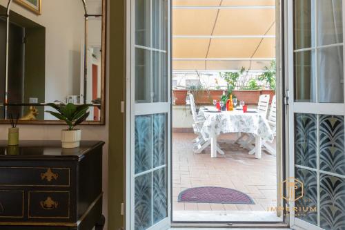 Imperium Penthouse - Private terrace, 2-4 pax, 2 minutes to metro, A-C