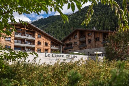 a building with a sign that reads la casa puente inn at MGM Hôtels & Résidences - Résidence Le Cristal de Jade in Chamonix