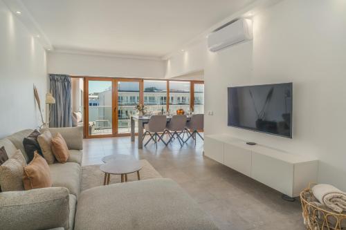 Alba Marina Apartment, with 3 Bedrooms and Hotel Pool