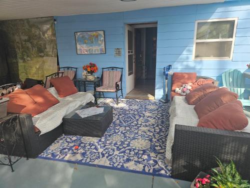 a living room with two couches and a blue house at 2#studio In Clearwater usa in Clearwater