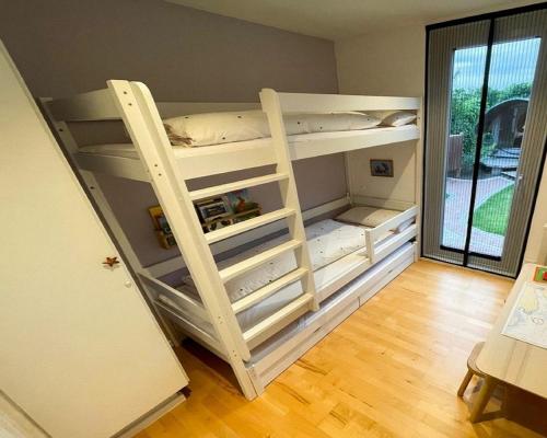 a room with bunk beds in a room at Ferienhaus Sjö Hus Pülsen - Köhn in KÃ¶hn
