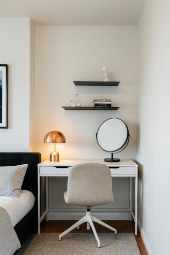 a bedroom with a desk with a mirror and a chair at Urban Bloomsbury Hideaway in London