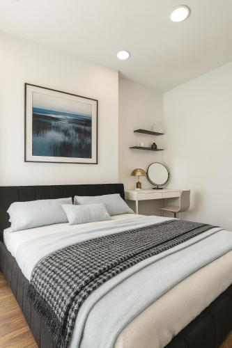 a bedroom with a large bed in a room at Urban Bloomsbury Hideaway in London