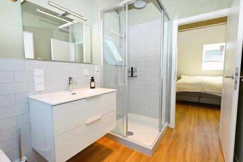 a bathroom with a sink and a shower at Residenz R1 App 1 in Behrensdorf