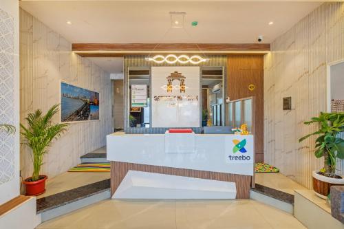 a lobby of a restaurant with a reception counter at Treebo Gateway Mansion in Mumbai