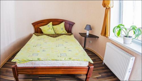 チェルカースィにあるHotel Cherkassyのベッドルーム1室(黄色のベッドカバー付)