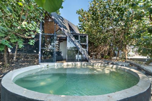 a small pool of water in front of a house at Bosque Geométrico in Tepoztlán