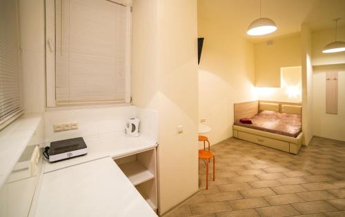 リヴィウにあるApartment on Rappoporta 7a-4のベッド付きの部屋が備わる小さな部屋です。