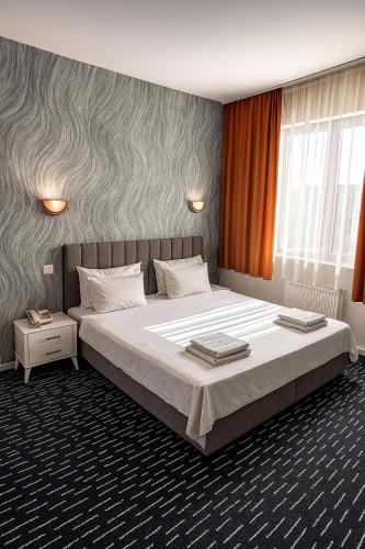 ein Schlafzimmer mit einem großen Bett in einem Zimmer in der Unterkunft Anı Park Hotel in Pendik
