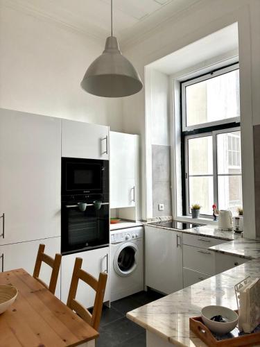 SJ2D Spacious & Cosy Apartment with AC! Near to Augusta Arch in Baixa-Chiado, LIS Downtown!