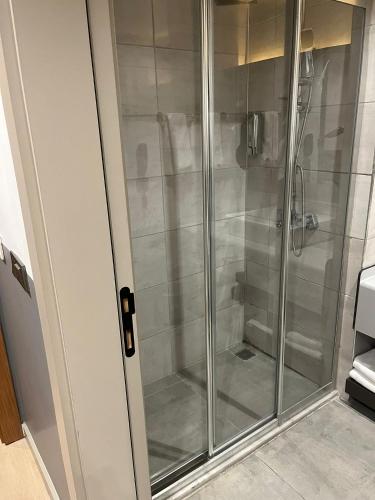 eine Dusche mit Glastür im Badezimmer in der Unterkunft PARK DEMİRKAPI HOTEL in Beysehir