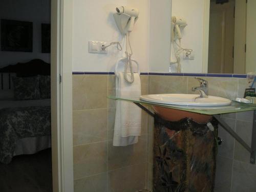 a bathroom with a sink and a mirror at Casa Rural Galatea especial Grupos in Ossa de Montiel