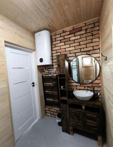 ein Badezimmer mit Waschbecken und Spiegel in der Unterkunft Cicha Przystań Skępe 300 m od jeziora in Skępe
