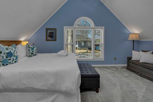 a bedroom with a large white bed and a window at Lakefront Retreat-Sunset Views in Prosperity