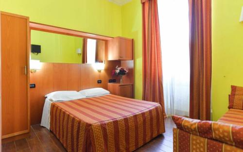 ein Hotelzimmer mit einem Bett und einer Couch in der Unterkunft Ogbay Backpackers Haven in Rom
