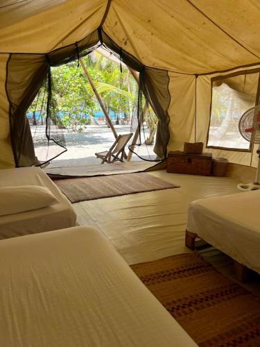 a bedroom with two beds in a tent at Manoush Beach in Buritaca