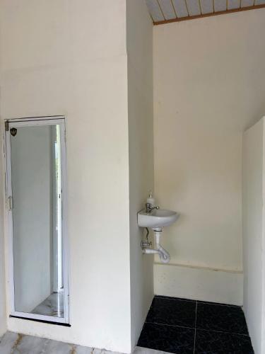 a bathroom with a sink and a mirror at Alojamiento in Nueva Loja