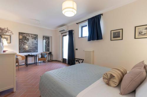 a bedroom with a bed and a living room at Ginger House in Usigliano