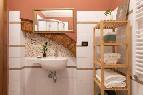 a bathroom with a sink and a mirror at Ginger House in Usigliano