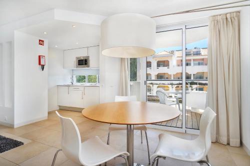 a kitchen and dining room with a table and chairs at Golden Club Cabanas in Cabanas de Tavira