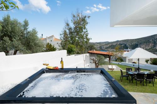 Elegant Coastal Retreat, Hot Tub and Sea Views By KB Hospitality