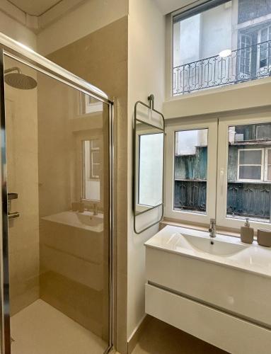 SJ2DE Heart of Lisbon, 1min to Augusta Arch! Spacious 2 APTS with 4BR& 2BA