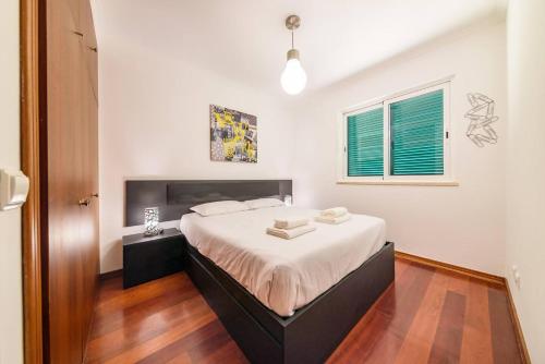a bedroom with a large bed in a room at Ocean Gardens Apartment by Mth in Caniço