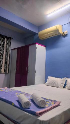 a room with a bed with two towels on it at Atithi homestay Solapur in Solapur