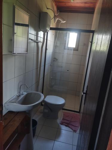 ein Badezimmer mit Toilette, Waschbecken und Dusche in der Unterkunft Refúgio Madá in Florianópolis