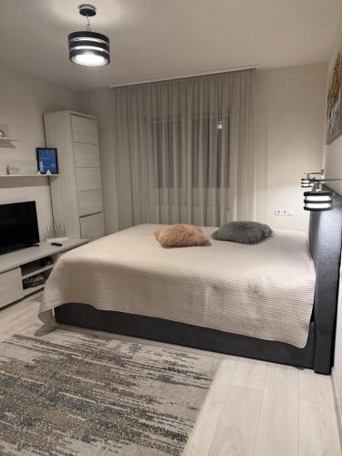 En eller flere senge i et værelse på Barney Apartman