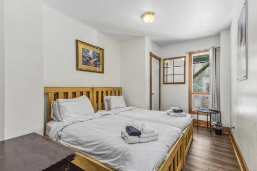 a bedroom with a large bed with towels on it at Mountain Trail-Smart TV-Self Check-In-Full Kitchen-Balcony-BBQ in Blue Mountains