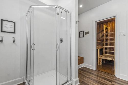 a bathroom with a shower and a walk in closet at Mountain Trail-Smart TV-Self Check-In-Full Kitchen-Balcony-BBQ in Blue Mountains