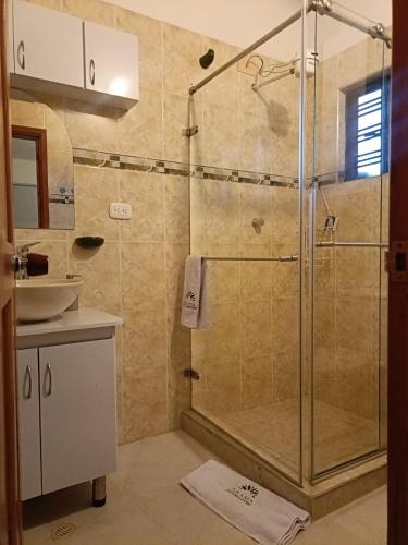 a bathroom with a shower and a sink at Casa Campestre Arama in Paipa