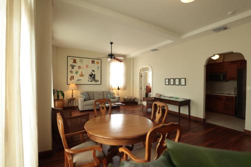Una sala de estar con una mesa y sillas y un sofá. en Las Clementinas, en Panamá