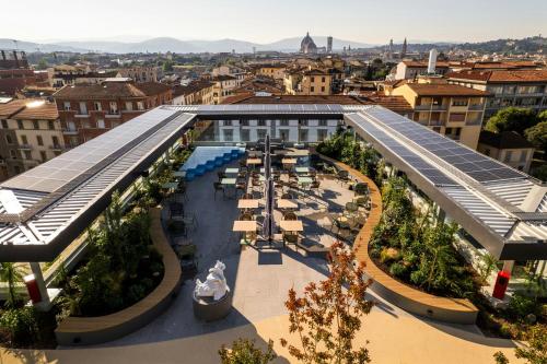 an overhead view of a building with a pool at The Social Hub Florence Belfiore in Florence