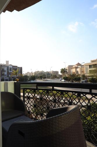 Munir’s residence في القاهرة: شرفة بها كرسي وإطلالة على الشارع
