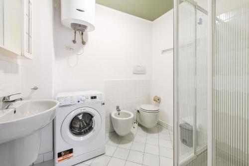 a white bathroom with a washing machine and a toilet at NEW Appartamenti Anna in Sirmione