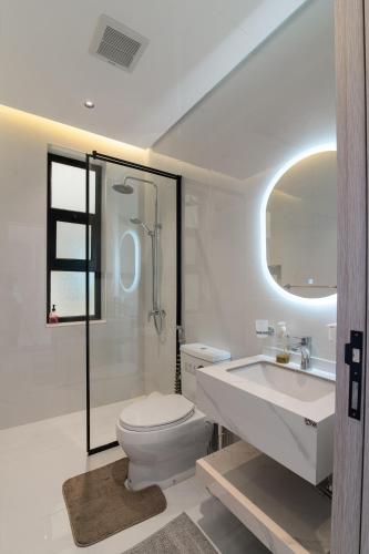 a white bathroom with a toilet and a sink at شاليهات وفلل سُبات in Half Moon Bay