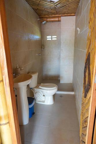 a bathroom with a toilet and a sink at Estados Unidos Experience in Ríohacha