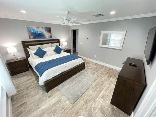 a bedroom with a bed and a ceiling fan at Phenomenal 7BR 4 Master Suites Southeast Pool Hot Tub Gas BBQ 2 Miles to Disney in Orlando