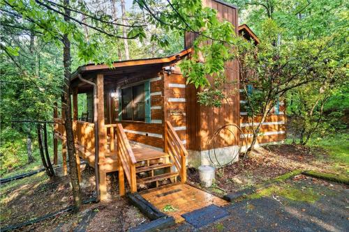 Smoky Mountains Log Cabin w Private Hot Tub, BBQ photo 9