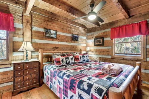Smoky Mountains Log Cabin w Private Hot Tub, BBQ photo 4