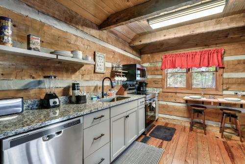 Smoky Mountains Log Cabin w Private Hot Tub, BBQ photo 8