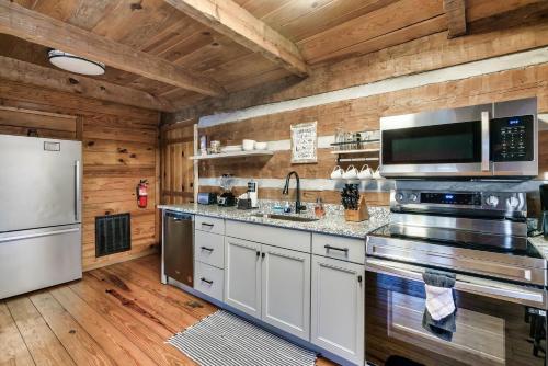 Smoky Mountains Log Cabin w Private Hot Tub, BBQ photo 10
