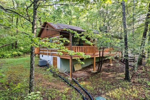 Smoky Mountains Log Cabin w Private Hot Tub, BBQ photo 17